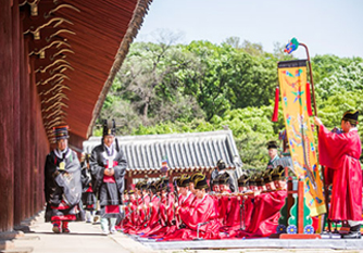 Jongmyo Jerye is a rite performed to honor the kings and queens of the Joseon Dynasty at Jongmyo Shrine, a national shrine and a UNESCO World Cultural Heritage site. Being the largest and most important rite of Korea, it is also called Jongmyo Daeje, with “daeje” meaning “great rite/ceremony.” Jongmyo Daeje used to be held five times a year in spring, summer, autumn, winter, and at Nabil, but at present, it is only held on the first Sunday of May each year. Jongmyo Jerye is a comprehensive ceremony where tangible and intangible heritages such as various rites, including a rite to honor the past kings and queens, and music and dance performances can be enjoyed at the same time.