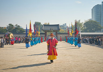 The Palace Royal Guard Changing Ceremony at Gyeongbokgung Palace has been held as a traditional cultural event since 2002 to reenact the royal guard changing procedure that occurred during the Joseon Dynasty. Based on the records of Joseonwangjosillok (Annals of the Joseon Dynasty), which describes the implementation of the Palace Royal Guard System in 1469 (1st year of King Yejong’s reign), the ceremony focuses on presenting the uniforms and weapons to provide a glimpse into the appearance of soldiers during the early Joseon period.