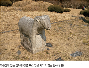 무등산에 있는 김덕령 장군 묘소 앞을 지키고 있는 양석(羊石)
