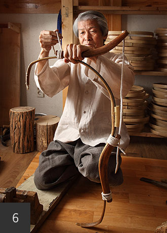6) 도지개를 붙이는 장면