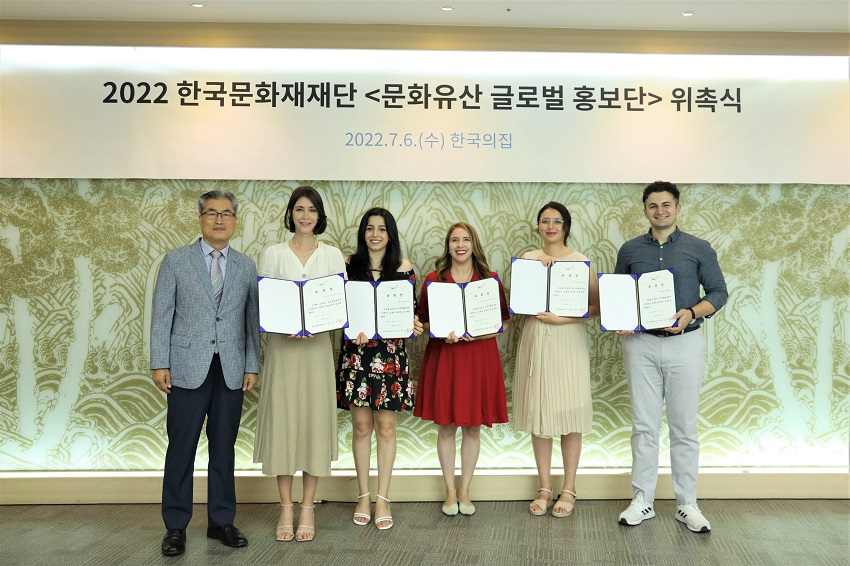 단체사진2 한국문화재재단 김동하 기획이사, Calvo Jimenez Lorena(칼보 히메네즈 로레나/스페인), Jamalova Zeynab(자말로바 제이넵/아제르바이잔), Martinez Chaves Diana Maria(마르티네즈 차베스 디아나 마리아/파라과이), Sarah Benazizi(사라 베나치치/이탈리아), 문화유산 글로벌 홍보단 고문으로 위촉된 Nihat Khalilzade(니하트 칼릴자데/귀화인/강남글로벌빌리지센터장)