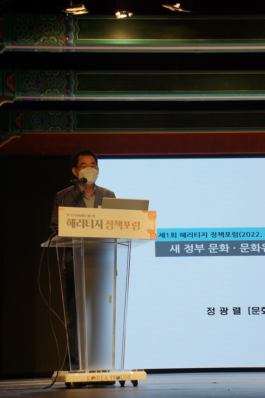 (사진3) 정광렬 문화가치연구소 대표가 “새 정부 문화·문화유산 정책의 추진 방향”이라는 주제로 기조강연을 하고 있다.