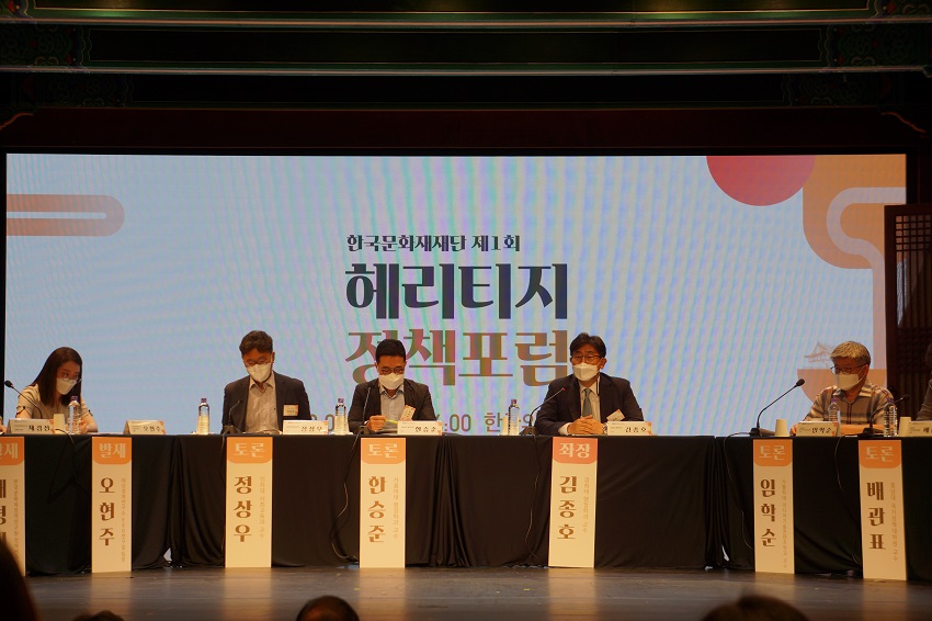 (사진6,7)김종호 토론좌장을 중심으로 기조강연 및 발제에 대한 종합토론이 이루어지고 있다.