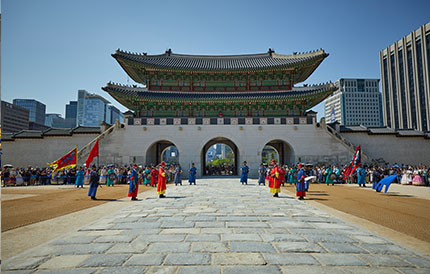 10. (At the second sound of the drums) The royal palace guards make a military salute and identify themselves.