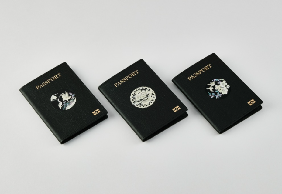 Mother-of-Pearl Pattern Hanji Leather Passport Case (Black)