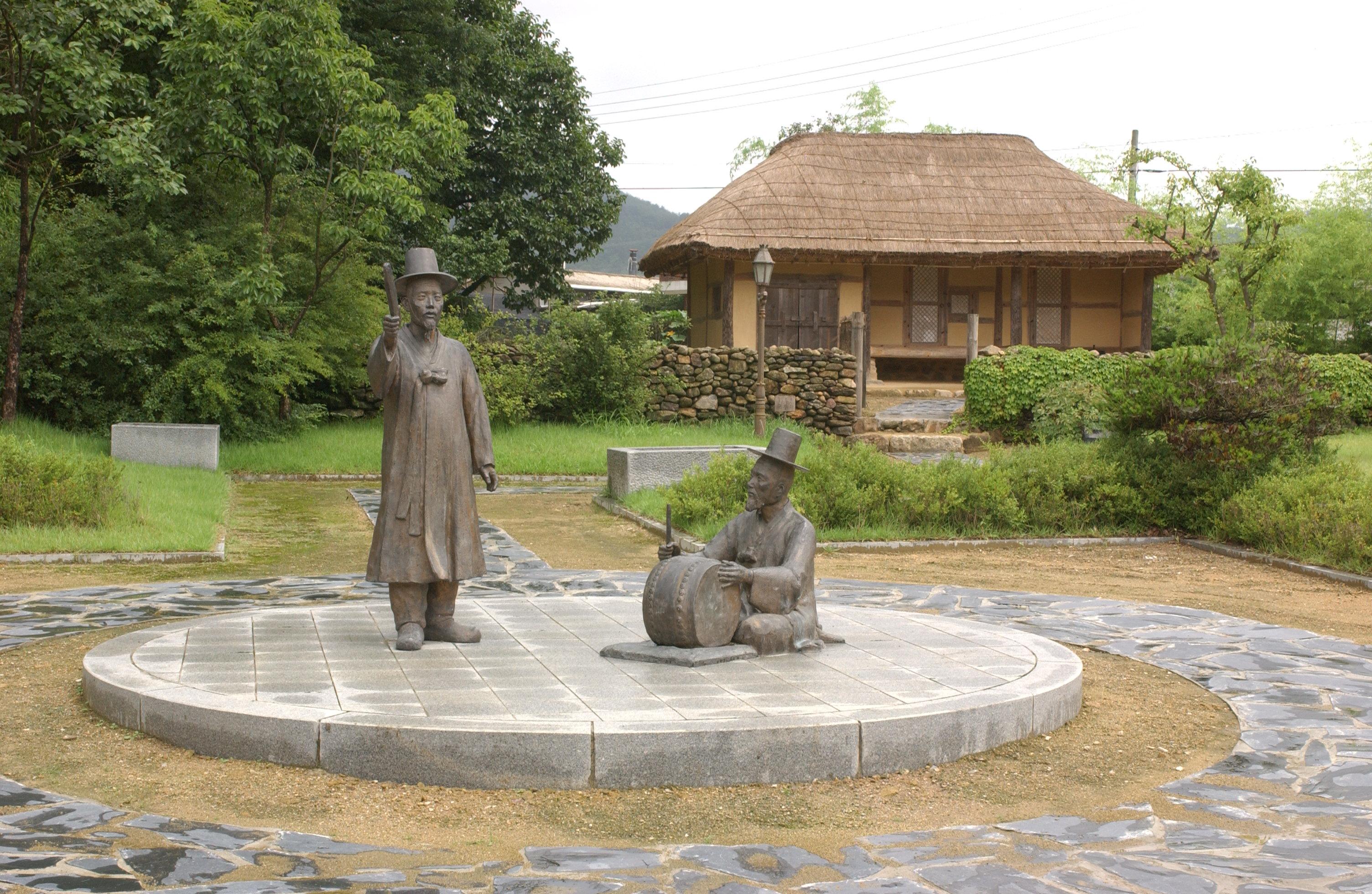 남원 광한루원 동상 사진