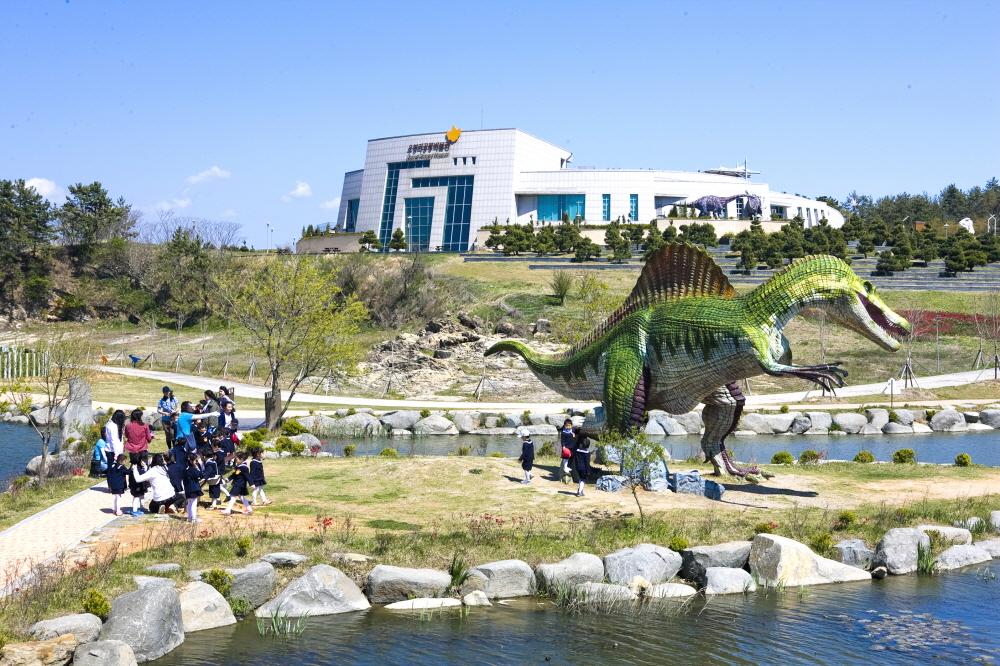A Habitat Shared by Dinosaurs, Pterosaurs, and Birds8
