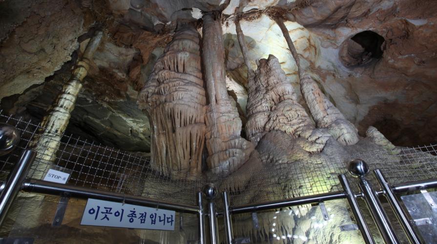 A Refuge from the Japanese Invasions of Korea and a 400-Million-Year Wonder3
