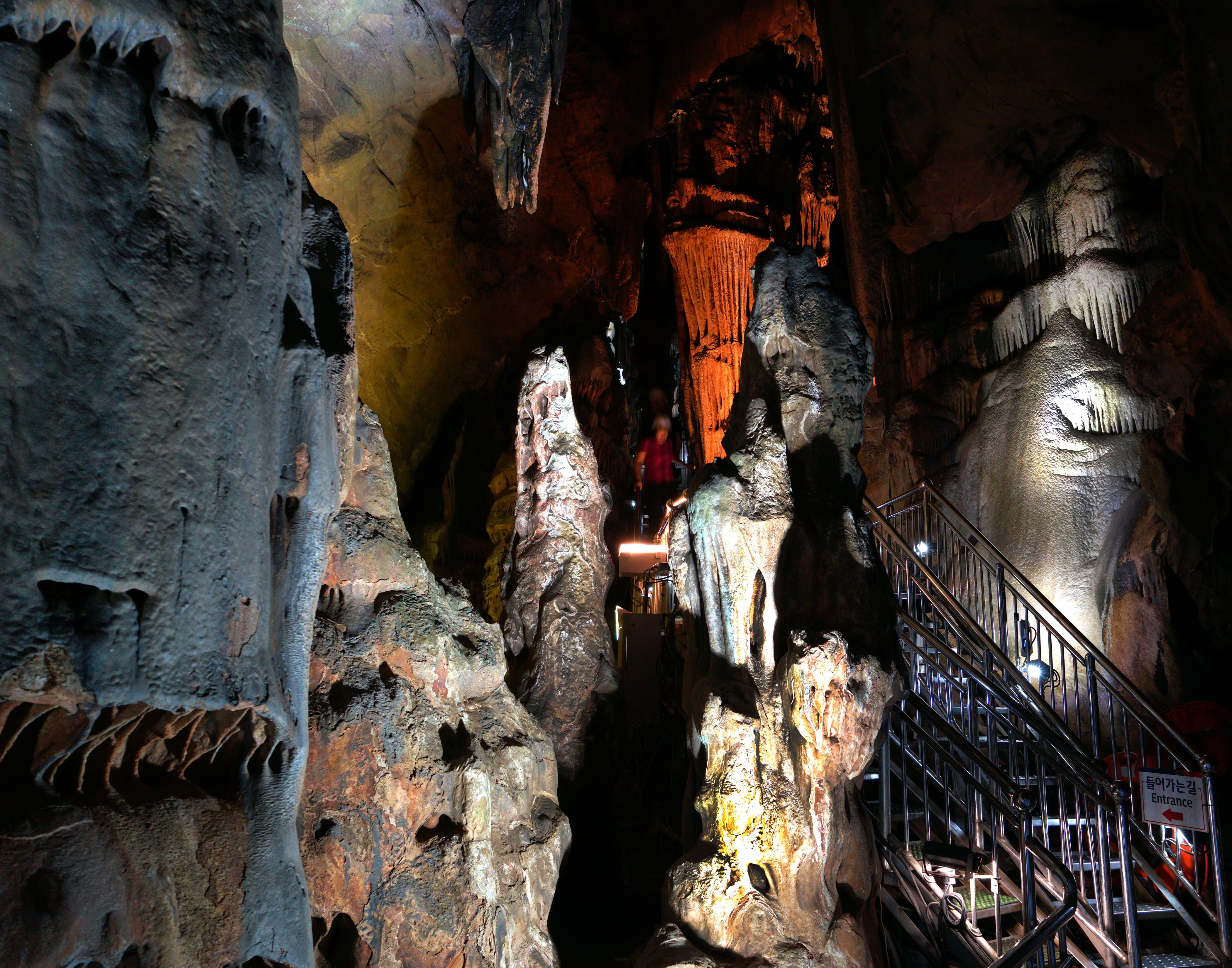 Korea&rsquo;s First Show Cave Open to the Public2