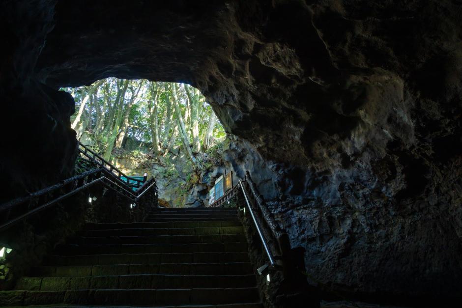 A Cave within the Geomunoreum Lava Tube System2